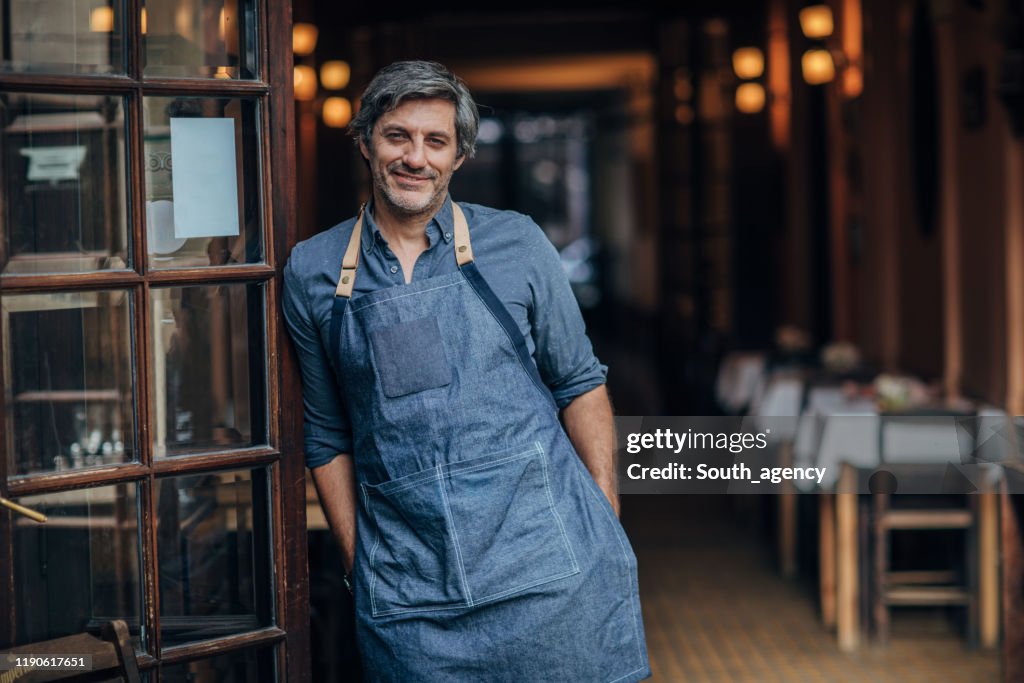 Feliz propietario de una pequeña empresa