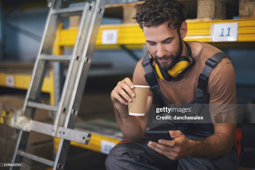 Junge Arbeiterin im Lager macht eine Pause