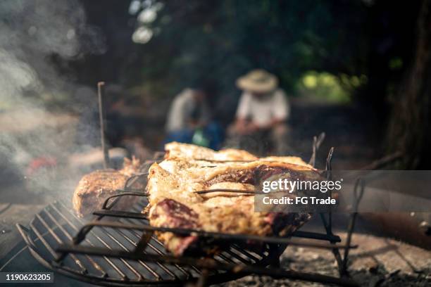 rippengrill im brennholz - smoked bbq ribs stock-fotos und bilder