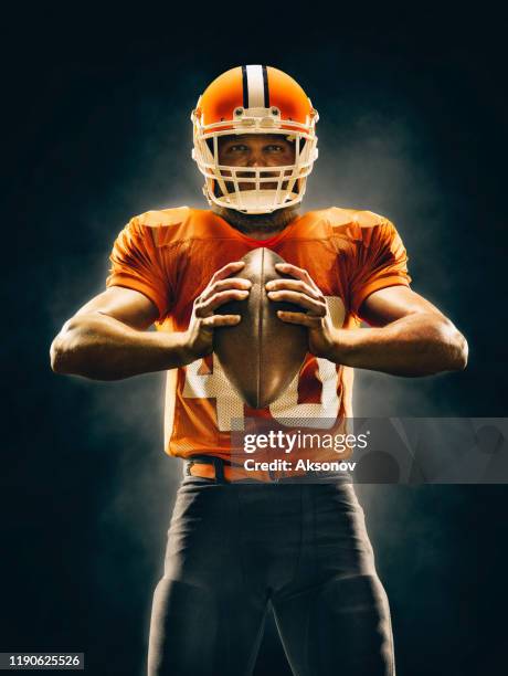 american football speler in actie - american football stadium background stockfoto's en -beelden