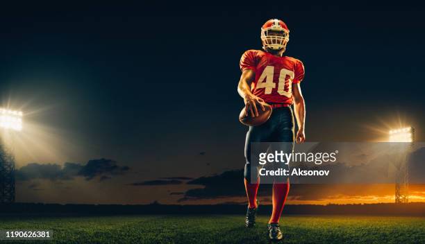american football speler in actie - quarterback stockfoto's en -beelden