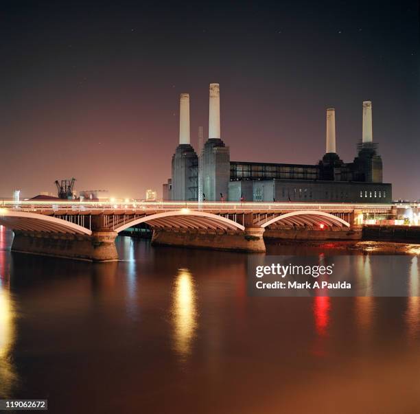 battersea power station at night - central eléctrica de battersea fotografías e imágenes de stock