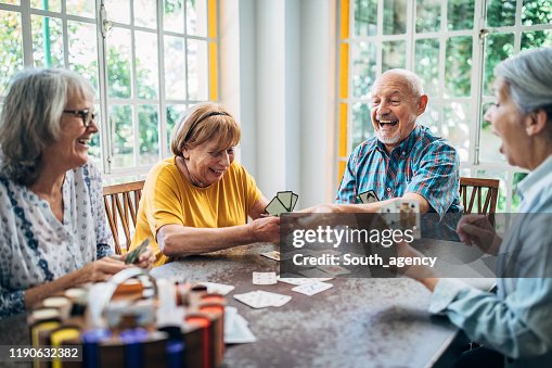 Oude mensen die plezier spelen kaarten in verpleeghuis Oude mensen die plezier spelen kaarten in verpleeghuis