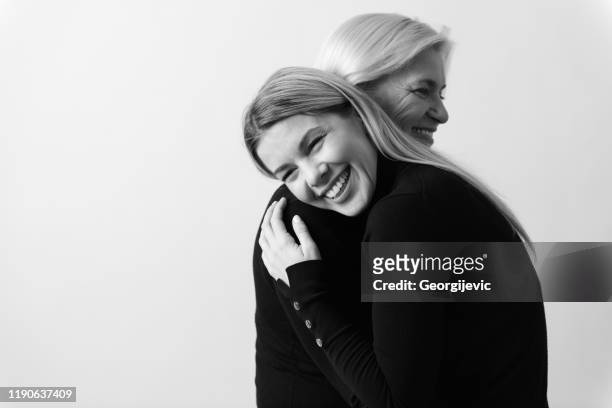 madre e hija - madre e hija belleza fotografías e imágenes de stock