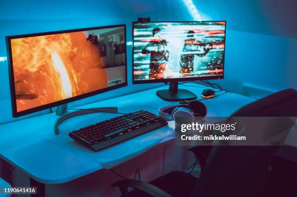 live esport-evenement streamen op computer thuis - videospel stockfoto's en -beelden