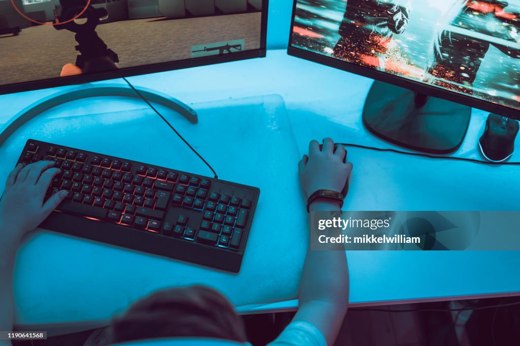 Using Computer Mouse To Play Online Video Game On Pc At Home High