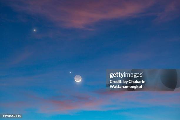 night sky phenomenon : earth shine and the planets conjunction (moon, jupiter and venus) - saturne photos et images de collection