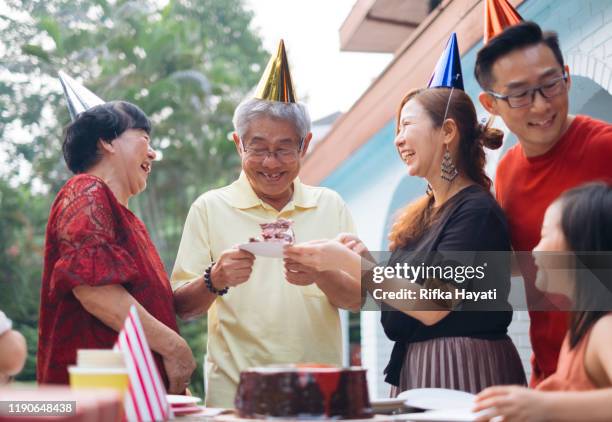 chinesische familie feiert großvater geburtstag - chinese birthday stock-fotos und bilder