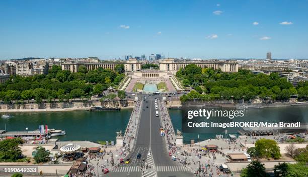 view from the eiffel tower to the jardins du trocadero with bridge pont d'iena and river seine, paris, france - ponte de lena imagens e fotografias de stock