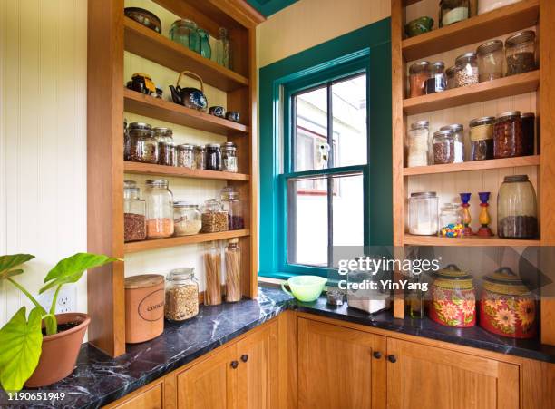 vernieuwde eigentijdse klassieke keuken ontwerp met pantry opslag - voorraadkast stockfoto's en -beelden