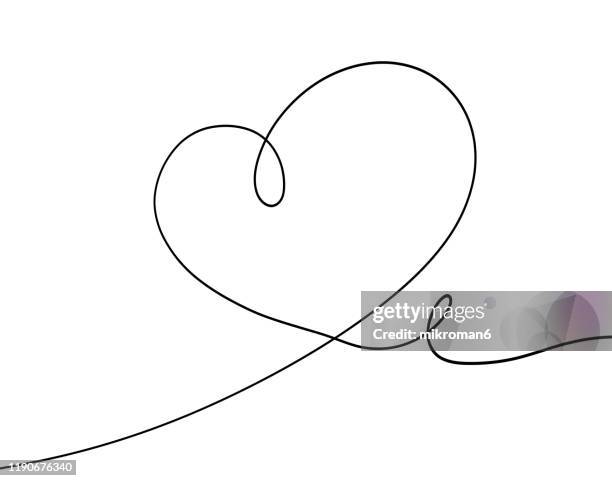 single line drawing of a heart - symbole amoureux photos et images de collection