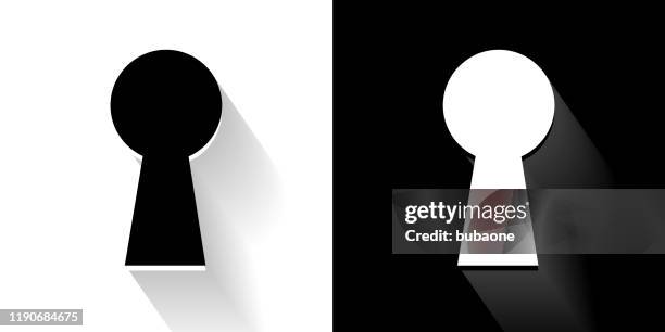 illustrazioni stock, clip art, cartoni animati e icone di tendenza di icona del buco della chiave in bianco e nero con ombra lunga - buco della serratura