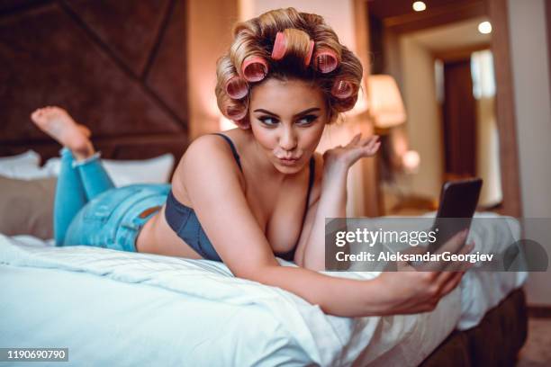 selfie tijd voor pin up girl - pin up girl stockfoto's en -beelden