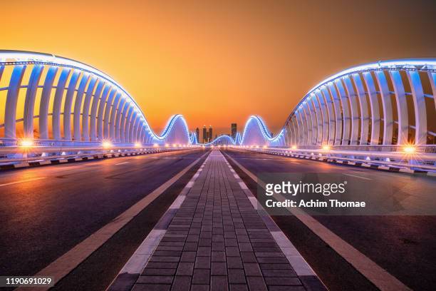 meydan bridge dubai - road city stockfoto's en -beelden