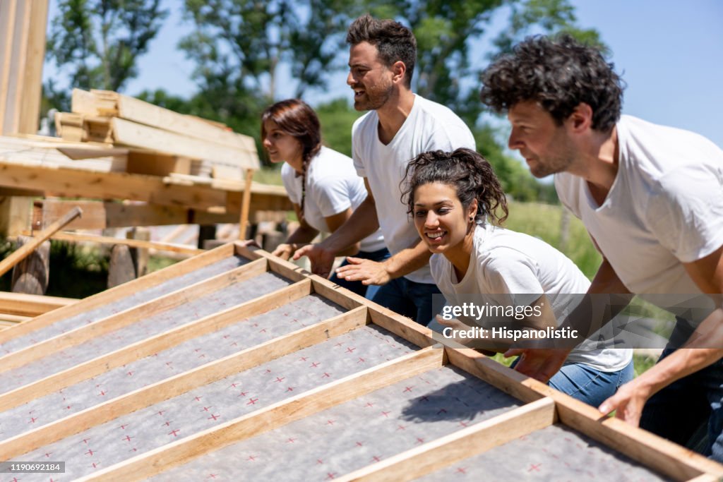 Des bénévoles latino-américains travaillent dur à un projet de construction de charité
