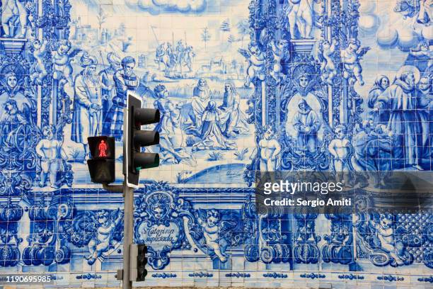 blue and white tiles of chapel of souls in porto - portuguese tile stock pictures, royalty-free photos & images