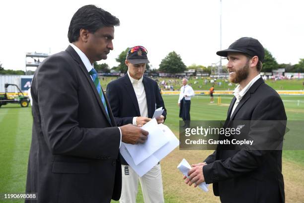New Zealand captain Kane Williamson and England captain Joe Root exchange teamsheets with match referee Javagal Srinath ahead of day 1 of the second...