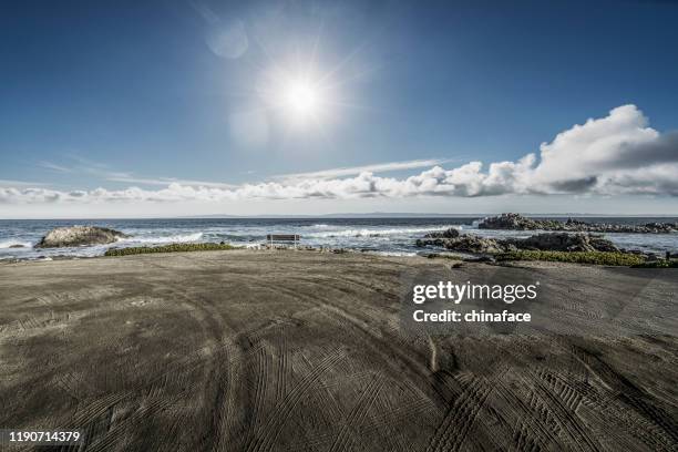 plage de sable vide avec des pistes de pneu contre le ciel - carmel california photos et images de collection