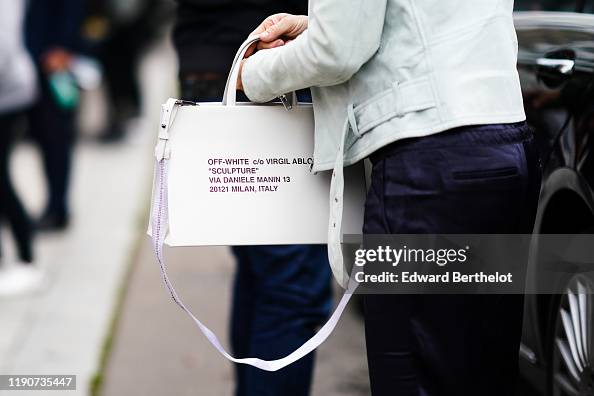 A guest wears an Off-White bag with printed Off-White c/o Virgil  Fotografía de noticias - Getty Images