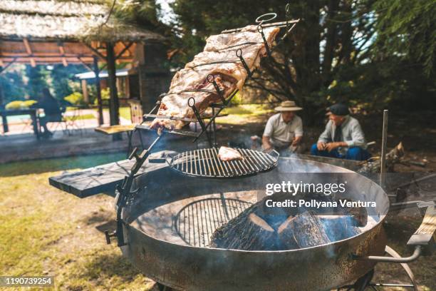 kostillar, rippenvorbereitung im outdoor-brennholz - smoked bbq ribs stock-fotos und bilder