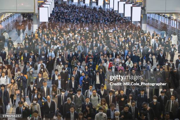 people walking to work,large group of business people,crowds of commuters and transportation concept - tokyo financial district stock pictures, royalty-free photos & images