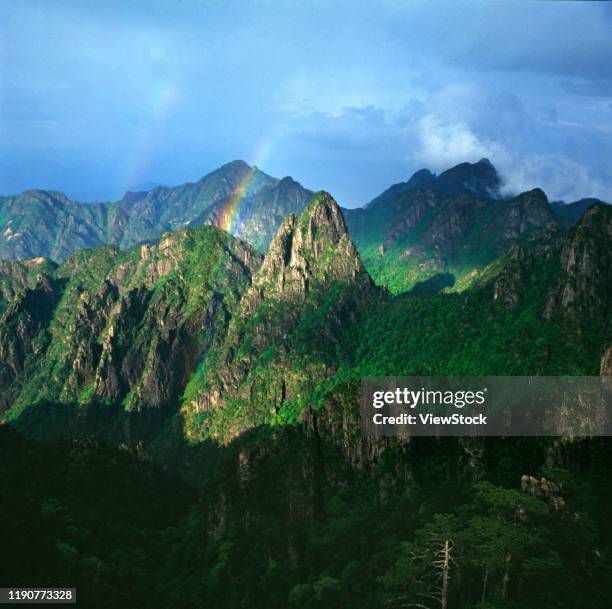 huangshan - rainbow mountains china stockfoto's en -beelden