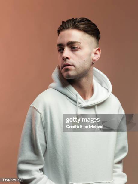 young man looking into the distance - man and his hoodie stockfoto's en -beelden