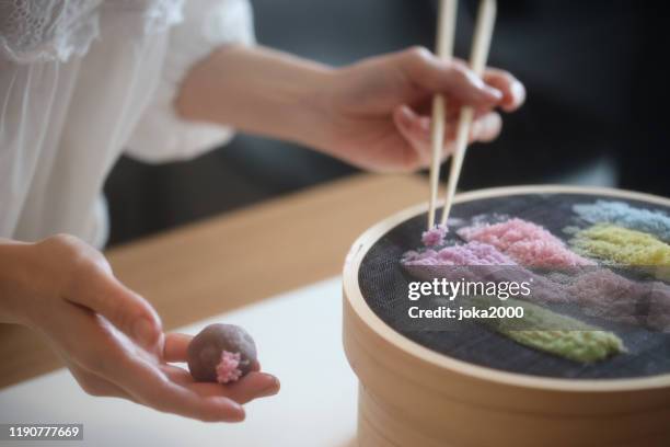 handwerker dekorieren japanische traditionelle süßwaren wagashi 
speichern - japanese sweet stock-fotos und bilder