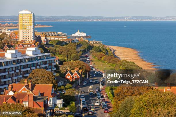 paysage urbain d'eastbourne - eastbourne pier photos et images de collection