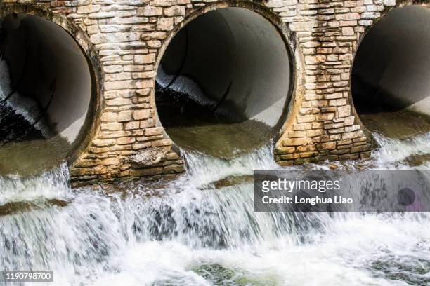 stream culvert water - águas residuais imagens e fotografias de stock