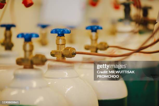 gas tank valve. - propaan stockfoto's en -beelden