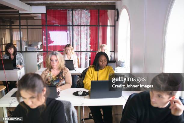 people working in office - seulement des adultes photos et images de collection