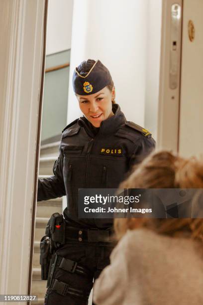 police woman in door - family front door imagens e fotografias de stock