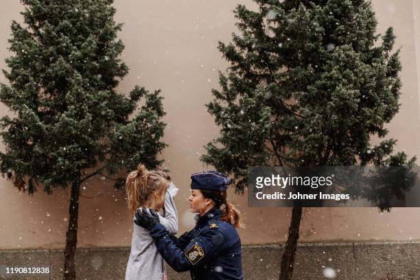 police woman with daughter - police consoling stock pictures, royalty-free photos & images