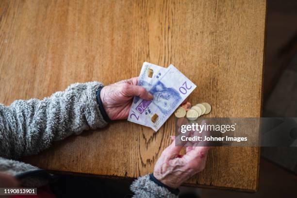 hands holding banknotes and coins - krona stockfoto's en -beelden