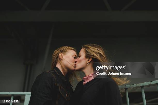 women kissing - lesbica foto e immagini stock
