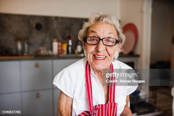 portrait of smiling woman - apron woman photos et images de collection