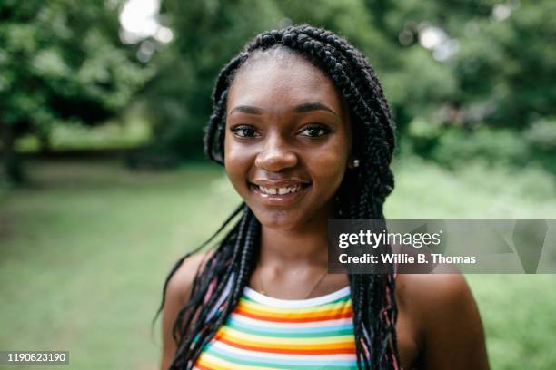 outdoor portrait of pretty black teenager - black teen girl stock-fotos und bilder