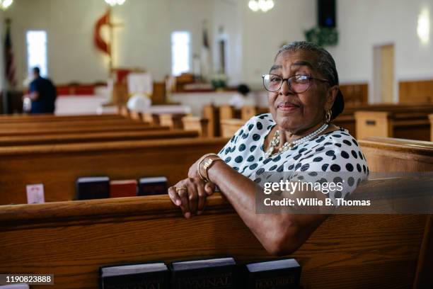 portrait of senior black woman sitting in church"n - cristiano fotografías e imágenes de stock