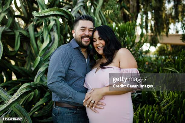 mid thirties couple maternity desert gardens - family photo shoot stock pictures, royalty-free photos & images