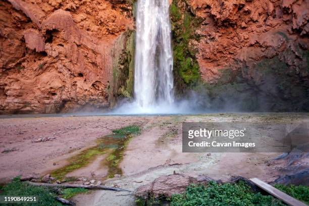 bottom of a flowing waterfall hitting the ground and making mist - havasu falls stockfoto's en -beelden