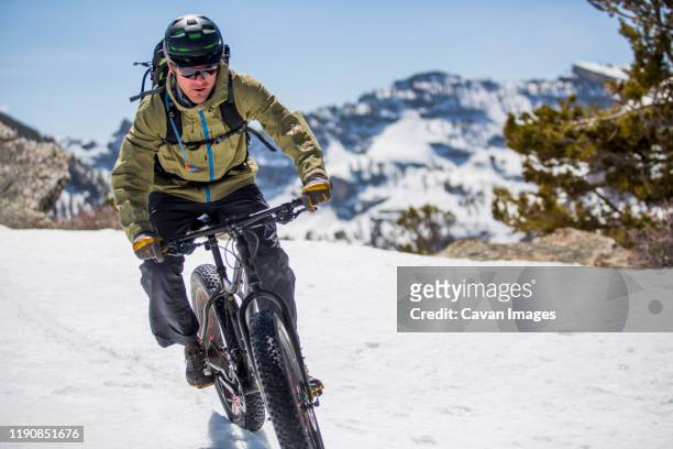 fat tire biking snow - arbeiter winter stock-fotos und bilder