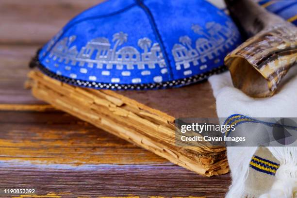 prayer book, kippah and shofar horn jewish religious symbol - rosh hashanah fotografías e imágenes de stock