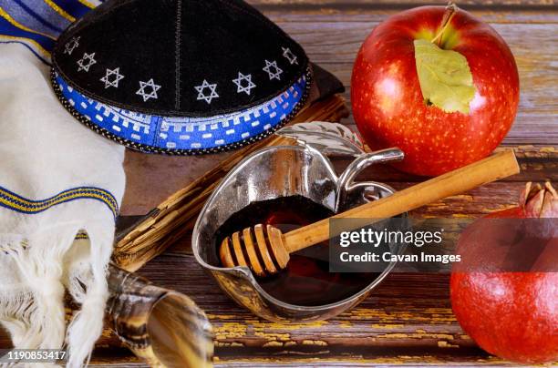 apple and honey, kosher traditional food of jewish new year rosh hashana - rosch haschana stock-fotos und bilder