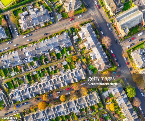 calles de casas adosadas desde arriba - housing development fotografías e imágenes de stock