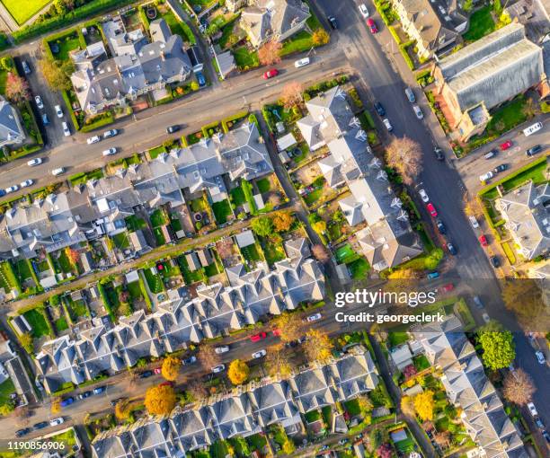 streets of terraced houses from above - glasgow escócia imagens e fotografias de stock