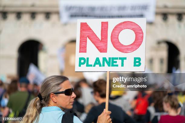 pas de planète b, femme le vendredi pour la future manifestation - climate change protest photos et images de collection