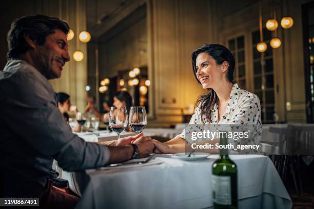 mature couple on a date - jantar romantico imagens e fotografias de stock