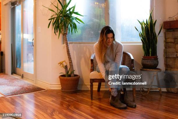 colocando sapatos - women trying on shoes - fotografias e filmes do acervo