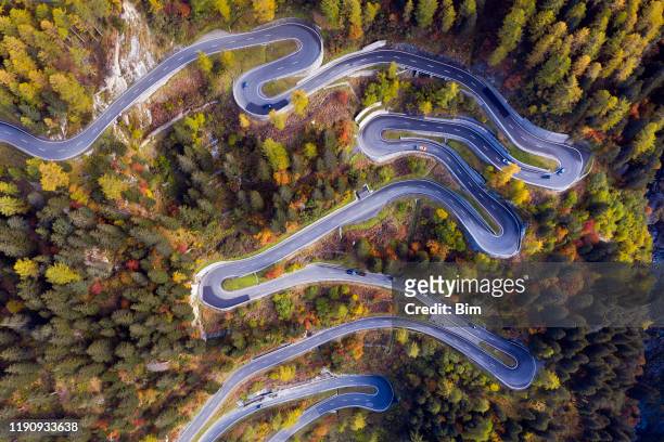 estrada espetacular hairpin, alpes suíços, vista aérea top - região de maloja - fotografias e filmes do acervo